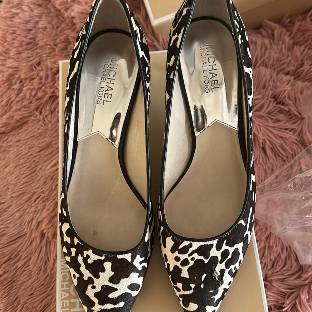Michael Kors size 8.5 white and dark brown kitten pump